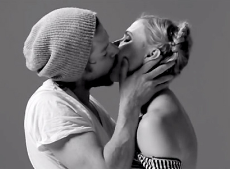 20 άγνωστοι φιλιούνται για πρώτη φορά