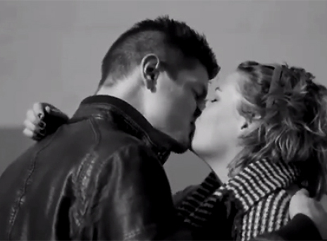 Άγνωστοι φιλιούνται στ’ αλήθεια για πρώτη φορά