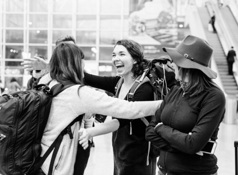 Όταν οι κολλητοί σου μένουν μακριά