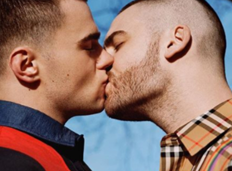 Τα Burberry «αγκαλιάζουν» και ντύνονται στα χρώματα των νέων LGBT (video, εικόνες) 