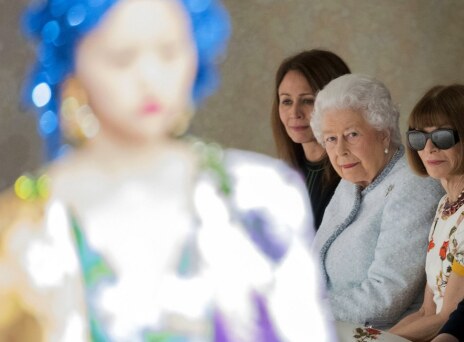 Έκανε την έκπληξη - Στην Εβδομάδα Μόδας του Λονδίνου η βασίλισσα Ελισάβετ