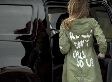 Η Μελάνια αποκαλύπτει γιατί έβαλε το τζάκετ με το μήνυμα «Πραγματικά δεν με νοιάζει»