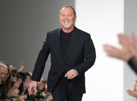 Είναι επίσημο: Ο Michael Kors εξαγόρασε τον Versace έναντι 1,83 δισ. ευρώ