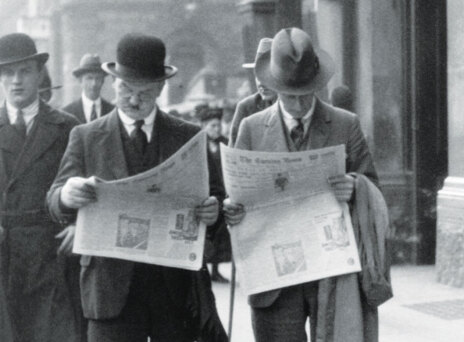 men-reading-newspapers-in-016.jpg
