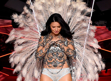 Το συγκινητικό αντίο της Αντριάνα Λίμα στη «Victoria’s Secret» (video)