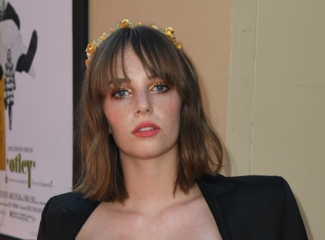 Η χρυσή εμφάνιση της Maya Hawke στην πρεμιέρα του Tarantino