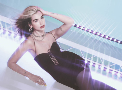 H Dua Lipa παρουσιάζει τη συλλογή Dua Lipa x Pepe Jeans London