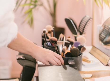 Τραπέζι με πινέλα για μακιγιάζ