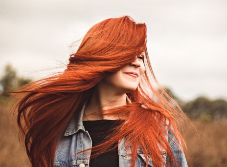 Κοπέλα με κόκκινα μαλλιά