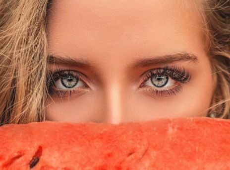 Πρόσωπο κοπέλας με πράσινα μάτια και έντονες βλεφαρίδες