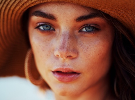 Πρόσωπο κοπέλας με φακίδες