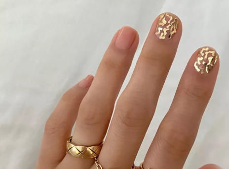 Τι είναι τα glass nails που έχουν πλημμυρίσει το Instagram;