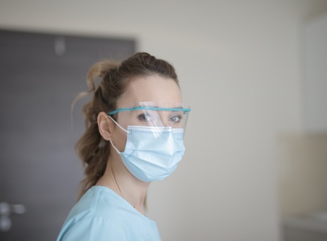 Γυναίκα με μάσκα και προστατευτικά γυαλιά