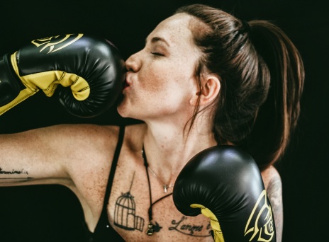 Γυναίκα με γάντια του μποξ