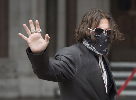 Ο Τζόνι Ντεπ έξω από το Ανώτατο Δικαστήριο του Λονδίνου για την μήνυσή του σε βάρος της Sun