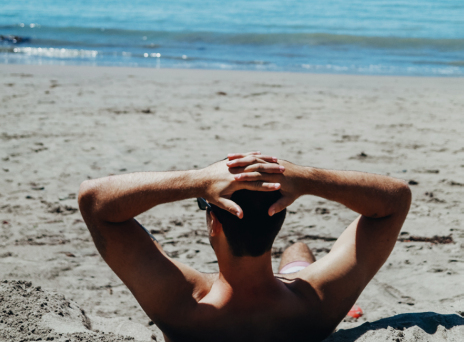 Ένας άντρας δοκιμάζει καλλιτεχνικό self-tanning