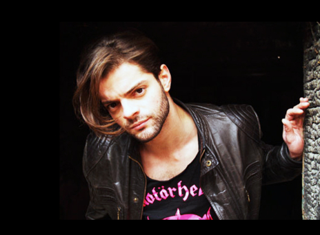 Συνέντευξη με τον εικαστικό Γιώργο Τζινούδη για τα ποπ κοσμήματα που φτιάχνει.