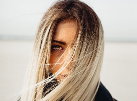 Κοπέλα με μακριά καστανόξανθα μαλλιά