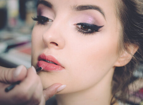 Κοπέλα που βάφεται