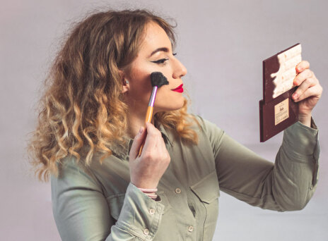 Κοπέλα που βάφεται