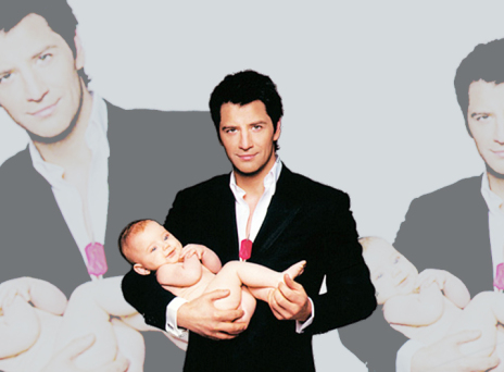 Ο Σάκης Ρουβάς όταν, συμβάλλοντας στην καμπάνια κατά του AIDS, είχε φωτογραφηθεί από τον Τάκη Διαμαντόπουλο για τη δράση stopaids.