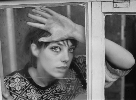 Ασπρόμαυρη φωτογραφία της Jane Birkin πίσω από ένα τζάμι