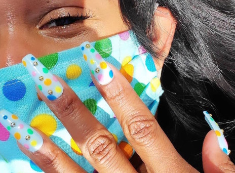 Trend 2020 (και κορωνοϊού): Ταίριαξε τη μάσκα με το μανικιούρ σου