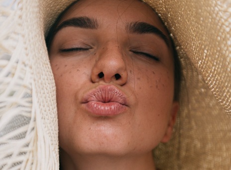 Πώς θα ξεφορτωθείς τα σκασμένα χείλη μια και καλή