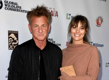 Κρυφός γάμος στο Χόλιγουντ: Ο Σον Πεν παντρεύτηκε την κατά 31 χρόνια μικρότερή του Λέιλα Τζορτζ, κόρη του σταρ του «Jurassic World», Βίνσεντ ντ' Ονόφριο