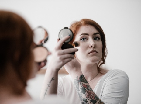 Κοπέλα που βάφεται σε καθρεφτάκι