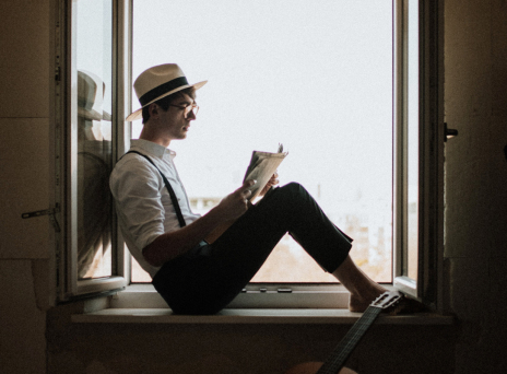 Πως αναγνωρίζεις έναν άνθρωπο που διαβάζει