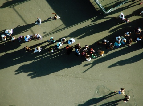 Άνθρωποι που περιμένου σε ουρά από ψηλά