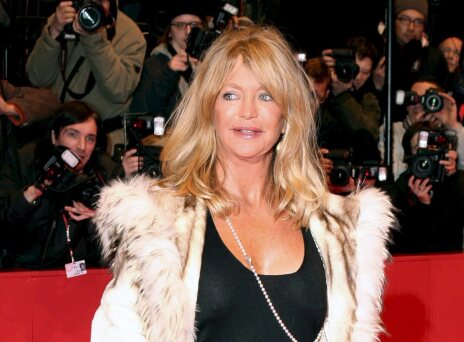 Γκόλντι Χον: Πλένει πιάτα και χορεύει