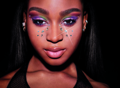 Πορτραίτο κοπέλας με έντονο μακιγιάζ