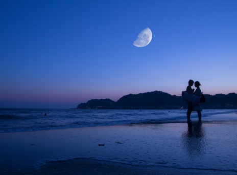 Ζευγάρι με φόντο το νυχτερινό ουρανό και το φεγγάρι