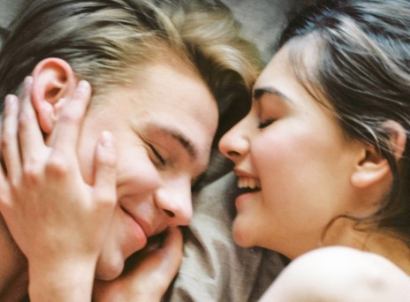 Άντρας και γυναίκα ξαπλωμένοι αγκαλιά