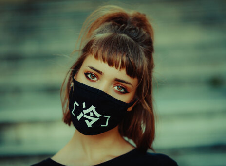 Κοπέλα με υφασμάτινη προστατευτική μάσκα