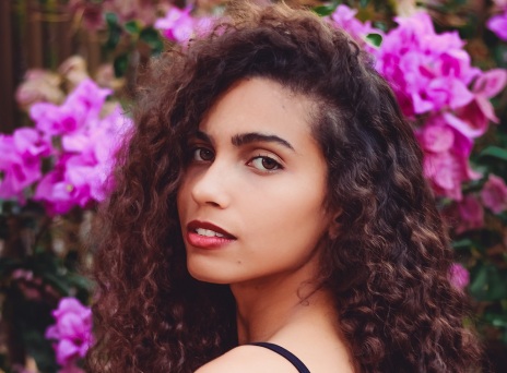 Κοπέλα με σγουρό μαλλί