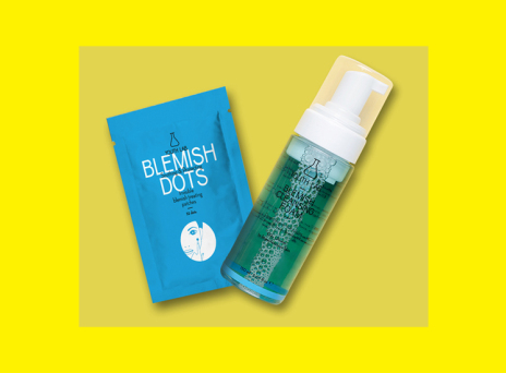 Τα εργαστήρια της YOUTH LAB. δημιούργησαν για τις ανάγκες του λιπαρού δέρματος δύο νέες φόρμουλες: τον BLEMISH CLEANSING FOAM και τα επιθέματα BLEMISH DOTS.