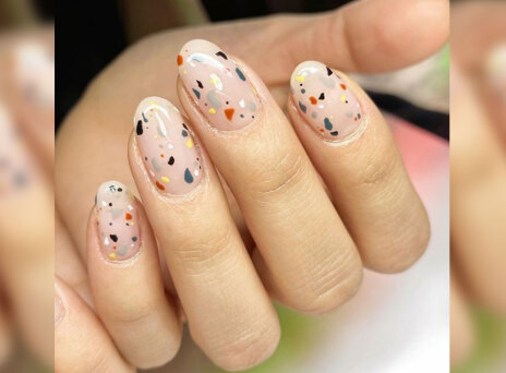 Τα μίνιμαλ σχέδια στα νύχια είναι το νέο μας κόλλημα