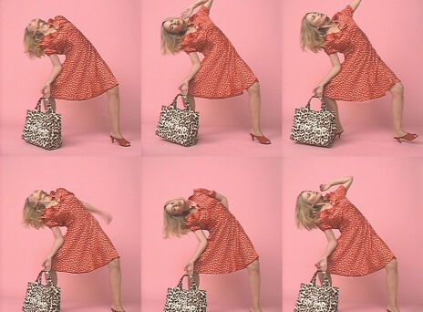 Η Κάιλι Μινόγκ πρωταγωνιστεί στη νέα καμπάνια του Marc Jacobs