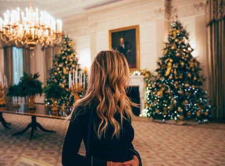 Γυναικα με κεφάλι γυρισμένο δεξιά και φόντο σαλόνι στολισμένο με χριστουγεννιάτικο και χριστουγεννιάτικο δέντρο