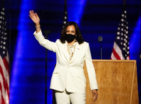 Η Καμάλα Χάρις με λευκό κοστούμι