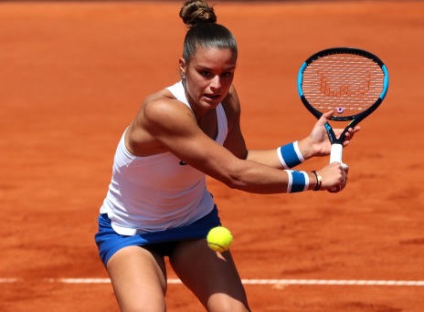 Η ελληνίδα τενίστρια Μαρία Σάκκαρη με ρακέτα τένις εν ώρα αγώνα