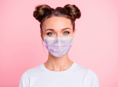 Κοπέλα με πιασμένα μαλλιά και προστατευτική μάσκα προσώπου