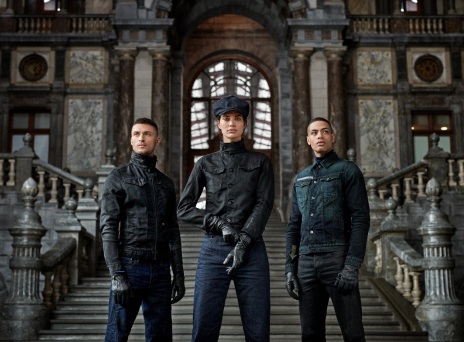 Δύο άνδρες και μία γυναίκα με τζιν ρούχα