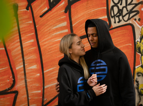 Μοντέλα που φορούν ρούχα Theta Clothes