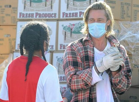 Ο Μπραντ Πιτ μπροστά από το φορτηγό με τα κιβώτια γεμάτα τρόφιμα και είδη πρώτης ανάγκης για άπορες οικογένειες σε γειτονιά του Λος Άντζελες