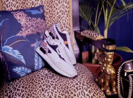 Ζευγάρι παπούτσια PUMA πάνω σε ροζ καναπέ