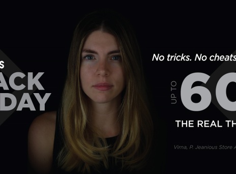 Πορτραίτο ξανθιάς κοπέλας σε μαύρο φόντο με γράμματα